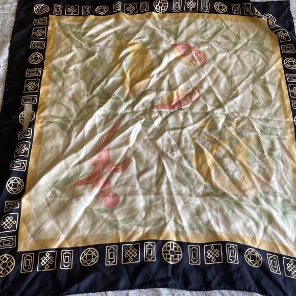 GORGEOUS Salvatore Ferragamo silk blend square scarf - Picture 6 of 6